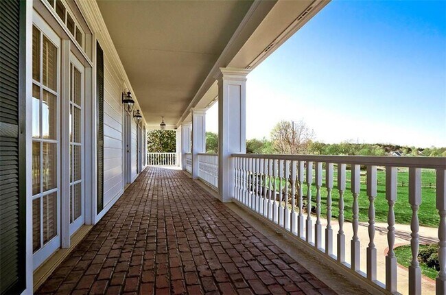 Building Photo - 1501 N Starr Dr