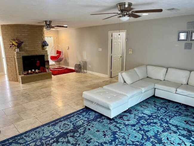 Building Photo - 2419 Briarlee Dr