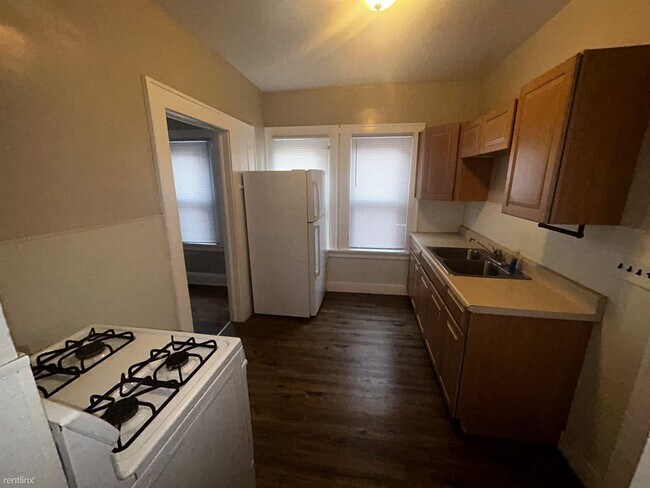 Building Photo - 2 br, 1 bath Duplex - 390 East 162nd Stree...
