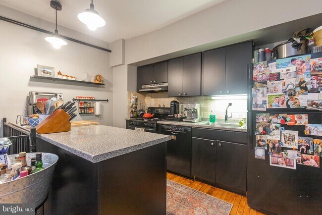 Building Photo - 36 Strawberry St