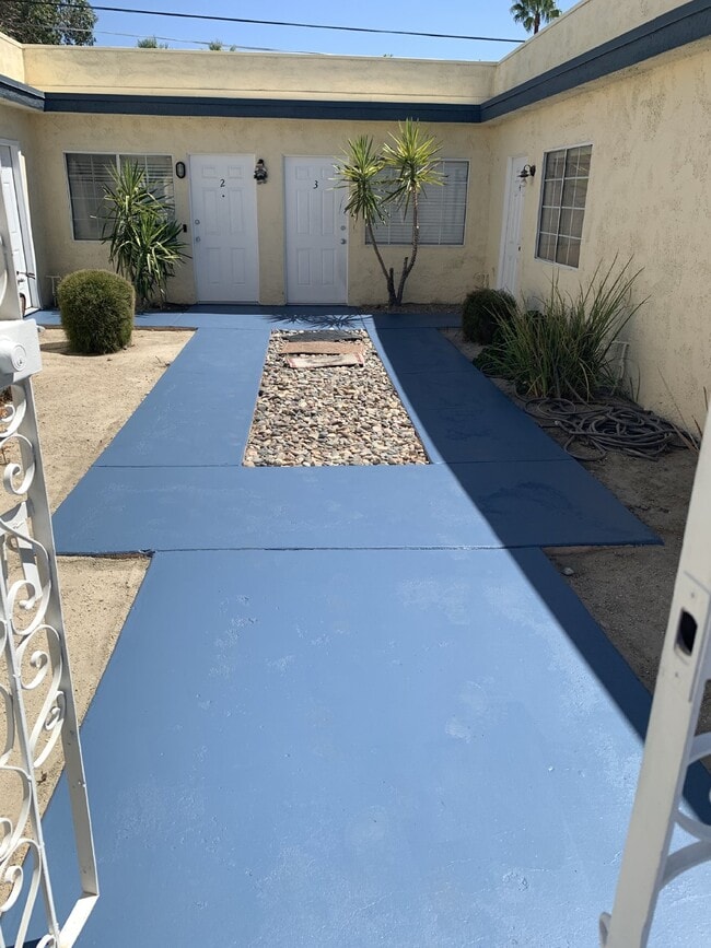Building Photo - "Chic Palm Springs Retreat: 2BR/2BA"