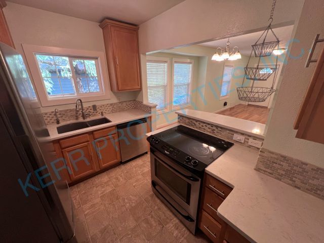 Building Photo - Charming 2-Bedroom Home with Spacious 1606 Sq Ft Living Space in Portland's SE Knapp St!