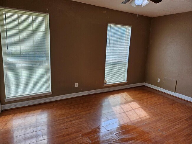 Building Photo - 15829 Ridgeroe Ln
