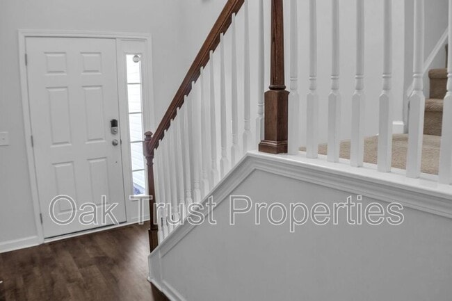 Building Photo - 821 Redbud Ln