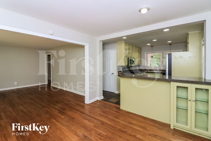 Building Photo - 102 Larose Cir SE