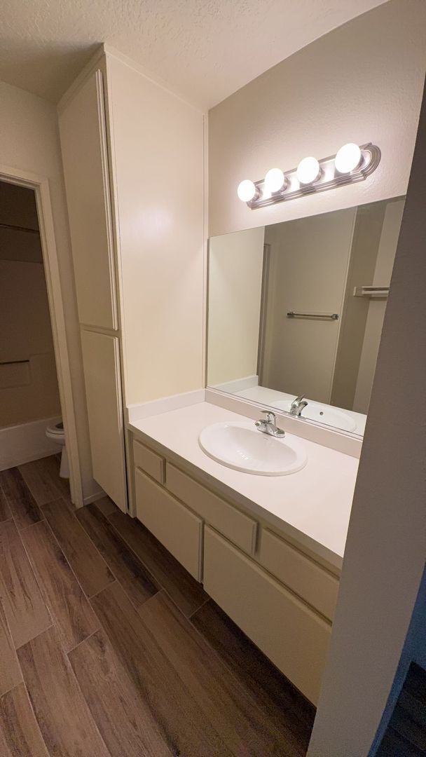 Building Photo - SUPER CUTE 1 BEDROOM SEQUOIA VILLAS APARTMENTS