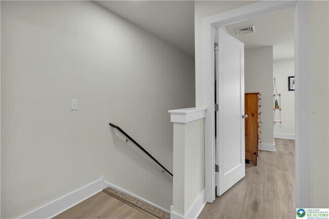 Building Photo - 221 Craig Ave