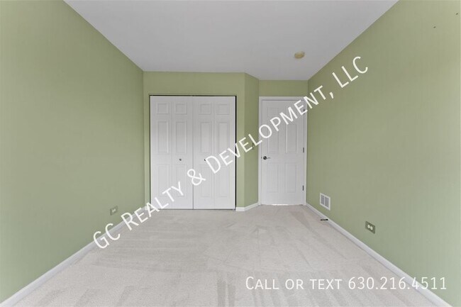 Building Photo - ***2300 SF END UNIT W/LOTS OF LIGHT / 2 BD...