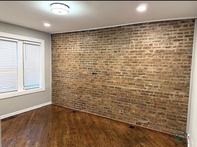 Building Photo - 2026 N Winchester Ave