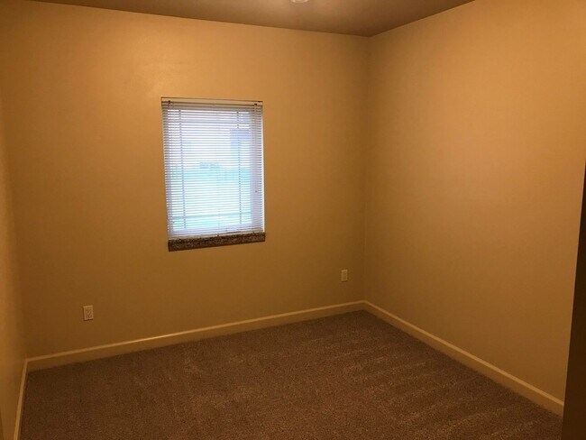 Building Photo - 2810 Bobcat Dr