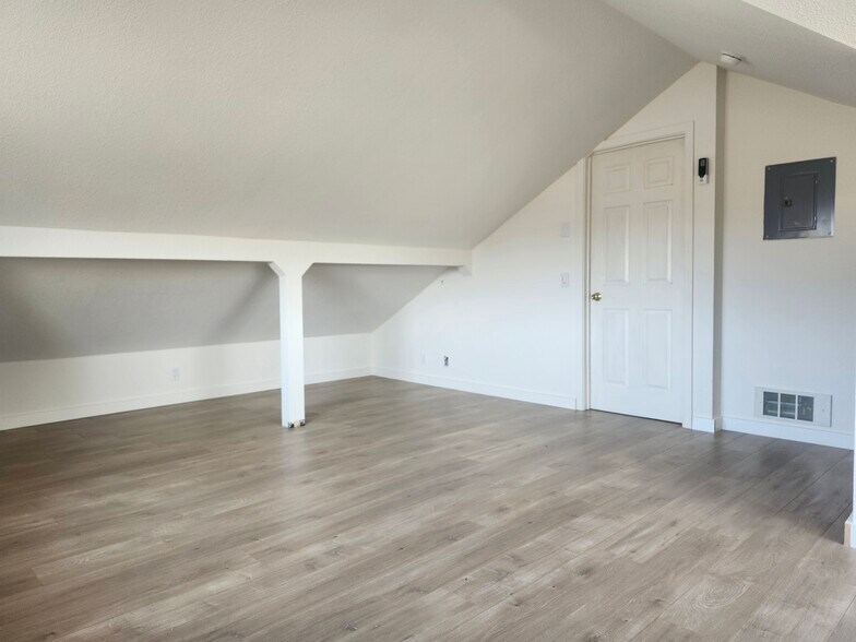 Bedroom - 400 S Laurel St