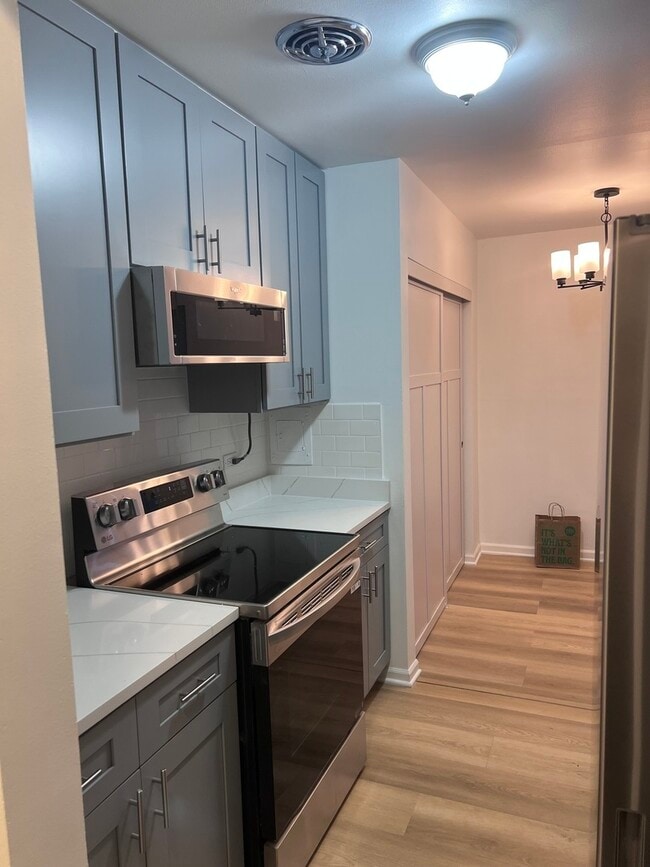 Building Photo - 7120 N Sheridan Rd