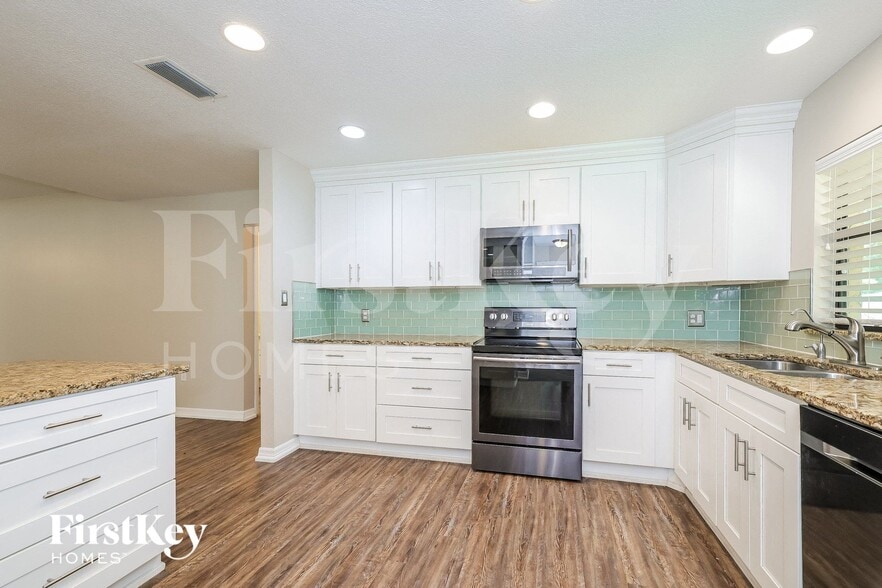 Building Photo - 5305 Lisa Ave