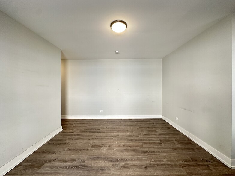 Building Photo - 722 W Brompton Ave