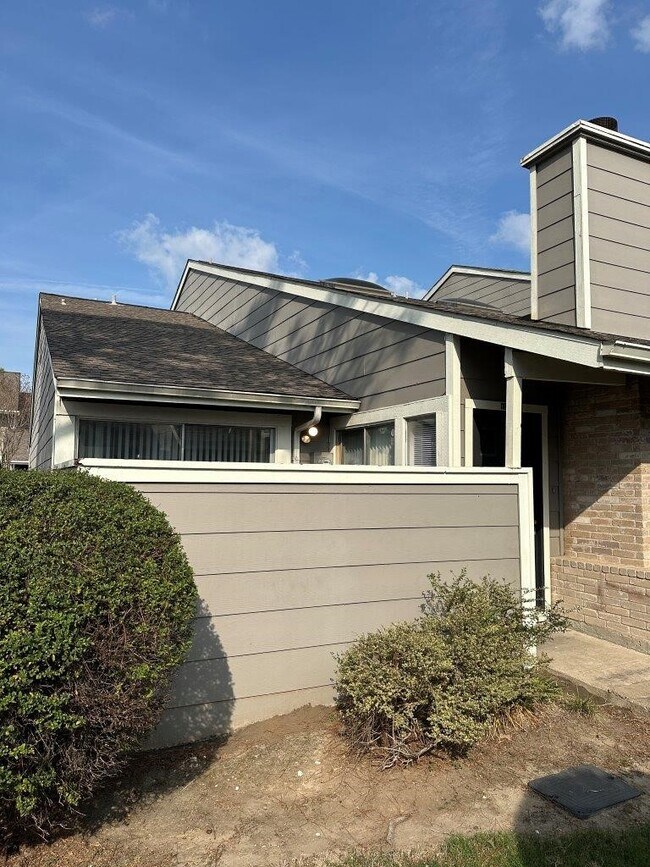 Building Photo - 12244 Bob White Dr