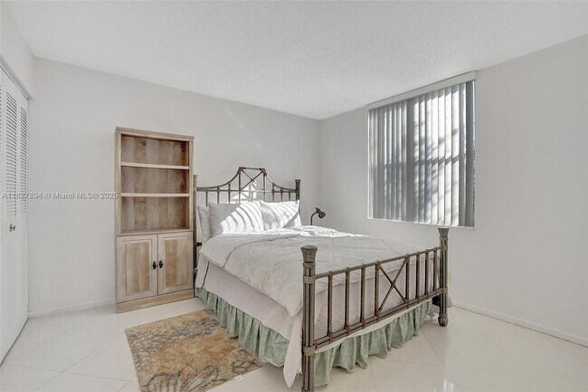 Building Photo - 7300 Lake Cir Dr