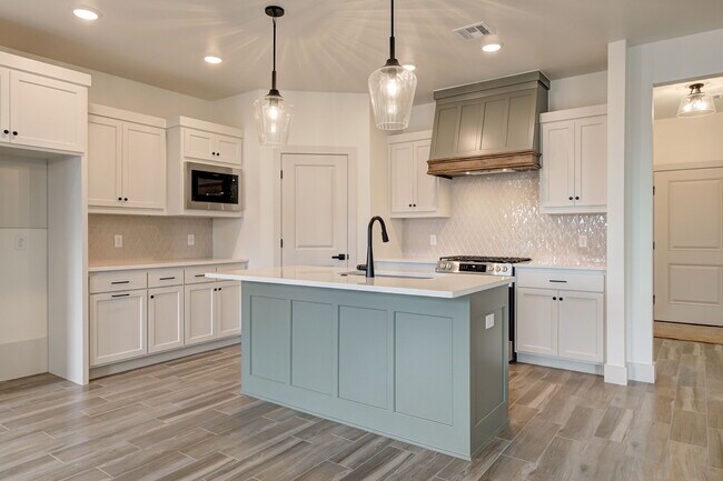 Building Photo - 2116 Josslyn Pl