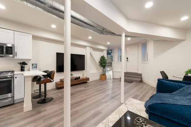 Building Photo - 1543 N Claremont Ave