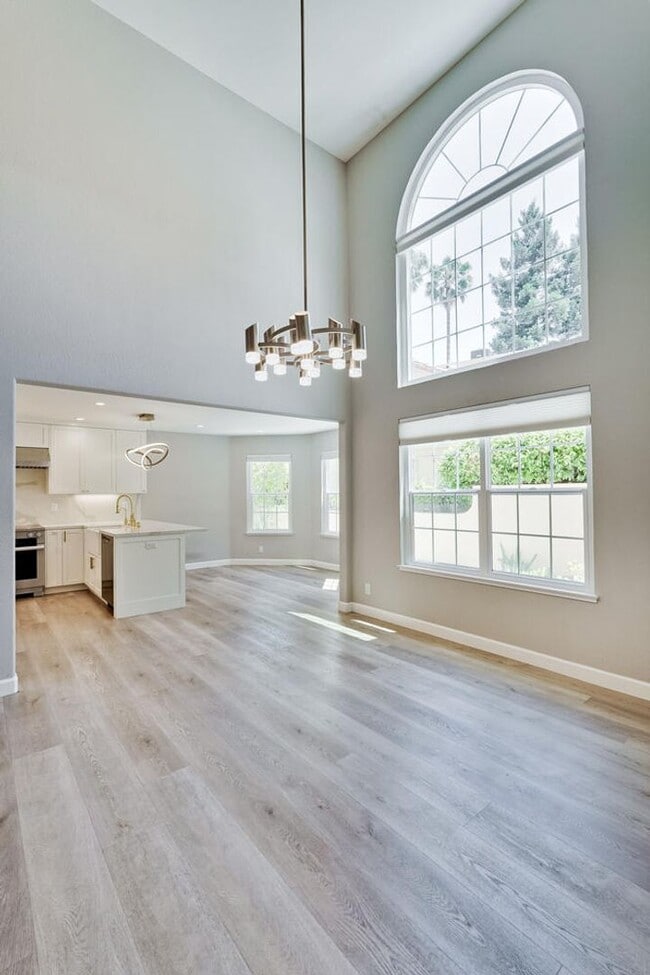Building Photo - Beautiful and spacious 3 bedroom 2.5 bath ...