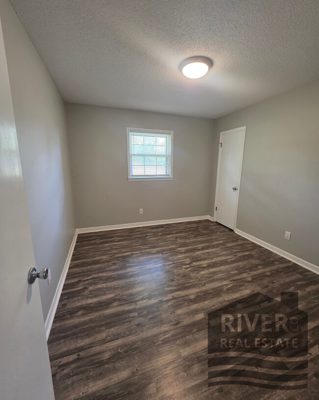 Building Photo - 1233 Ridge Dr