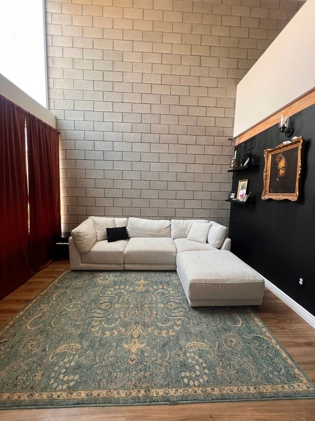 Building Photo - Modern Downtown Loft – Walkable, Stylish, ...