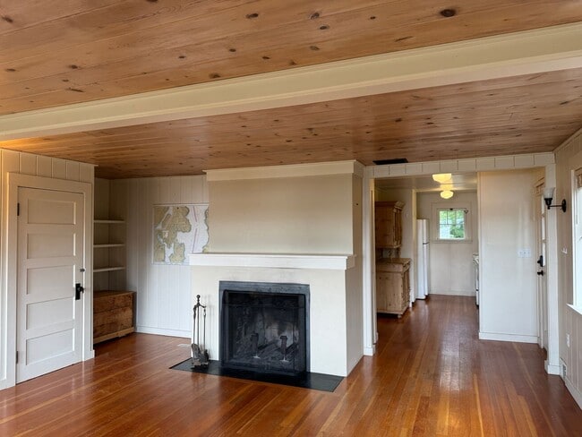 Building Photo - Desirable Indianola waterfront just in time for summer