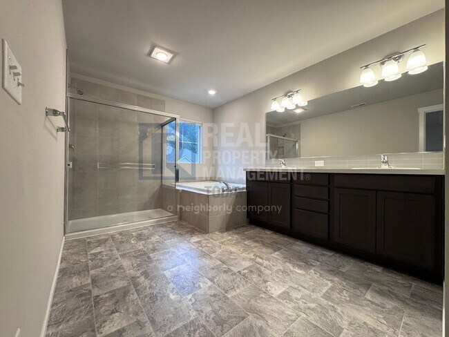 Building Photo - Spacious Modern 5-Bedroom Home with 3-Car ...