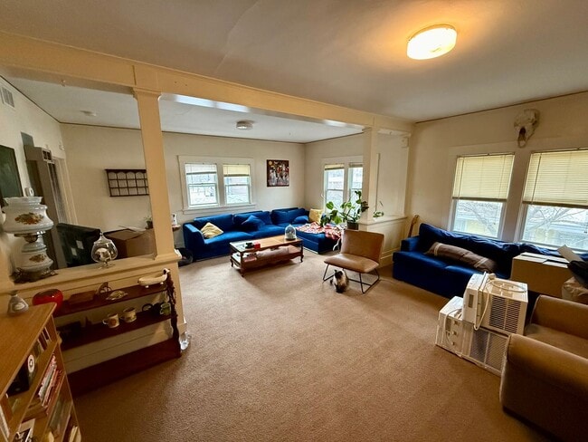 Building Photo - 612 S 4th St W