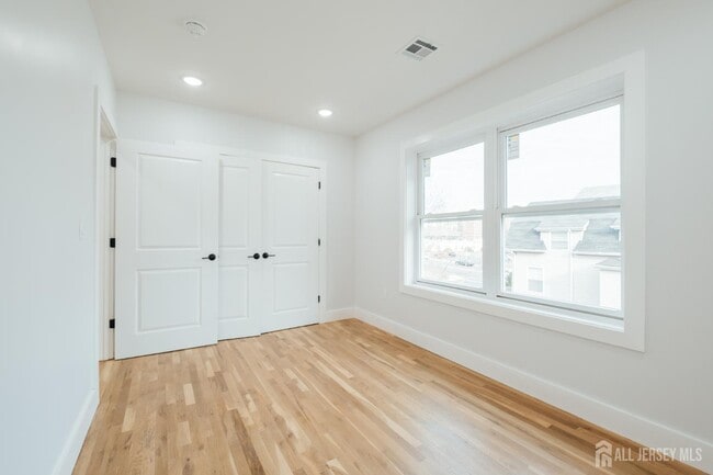 Building Photo - 90 Hollywood Ave