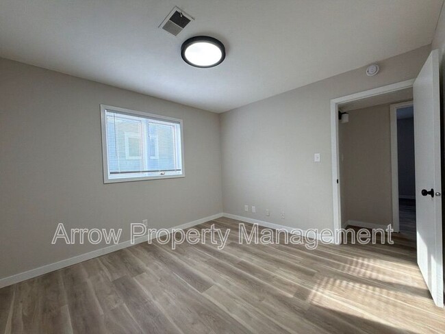 Building Photo - 320 Lincoln St