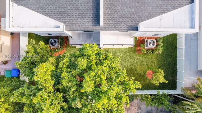 Building Photo - 3431 SW 16th Ter