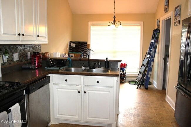 Building Photo - 900 Clubhouse Dr