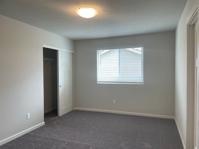 Building Photo - 4 Bed 2.5 Bath Home! Located near the Ridgefield Outdoor Recreation Center, equestrian facilities...