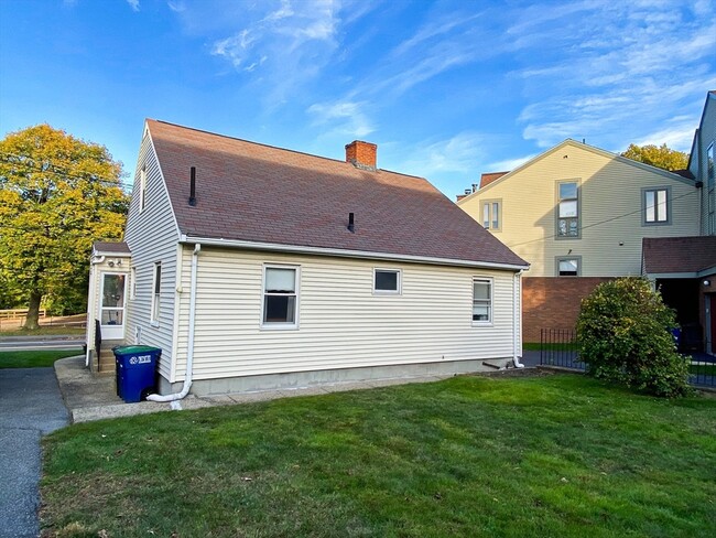 Building Photo - 143 Shore Dr