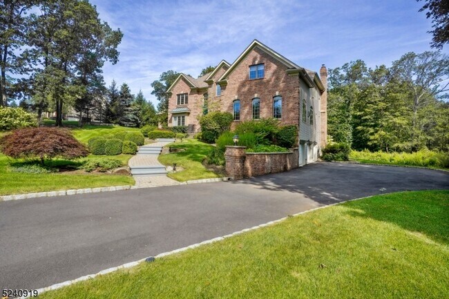 Building Photo - 22 Forest Hill Dr