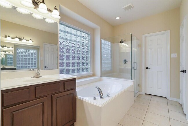 Building Photo - 7211 Emerald Run Ln