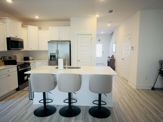 Building Photo - 40 Hawk St