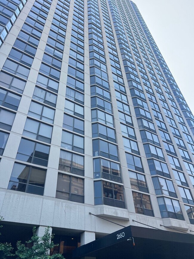 Building Photo - 2650 N Lakeview Ave