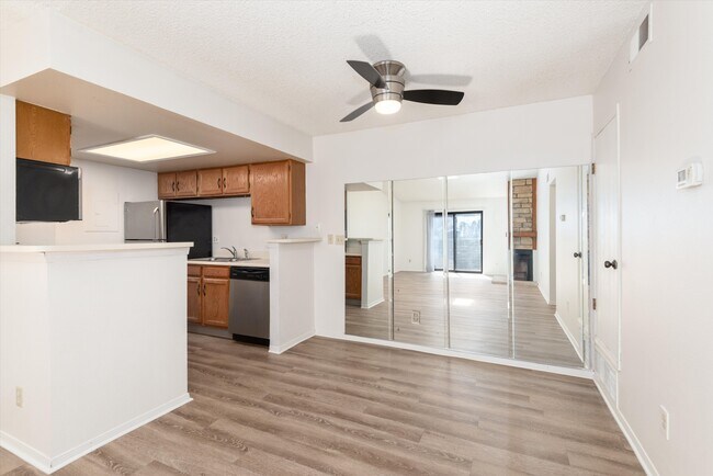 Building Photo - 923 S Zeno Way
