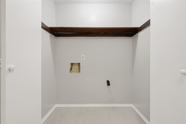 Building Photo - 8160 Stonebrook Dr