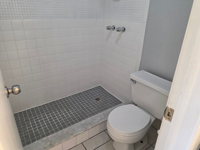 Building Photo - 2526 S Oak Ave