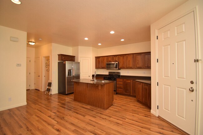 Building Photo - Modern 4 bed Home in Prime West Valley Location!!