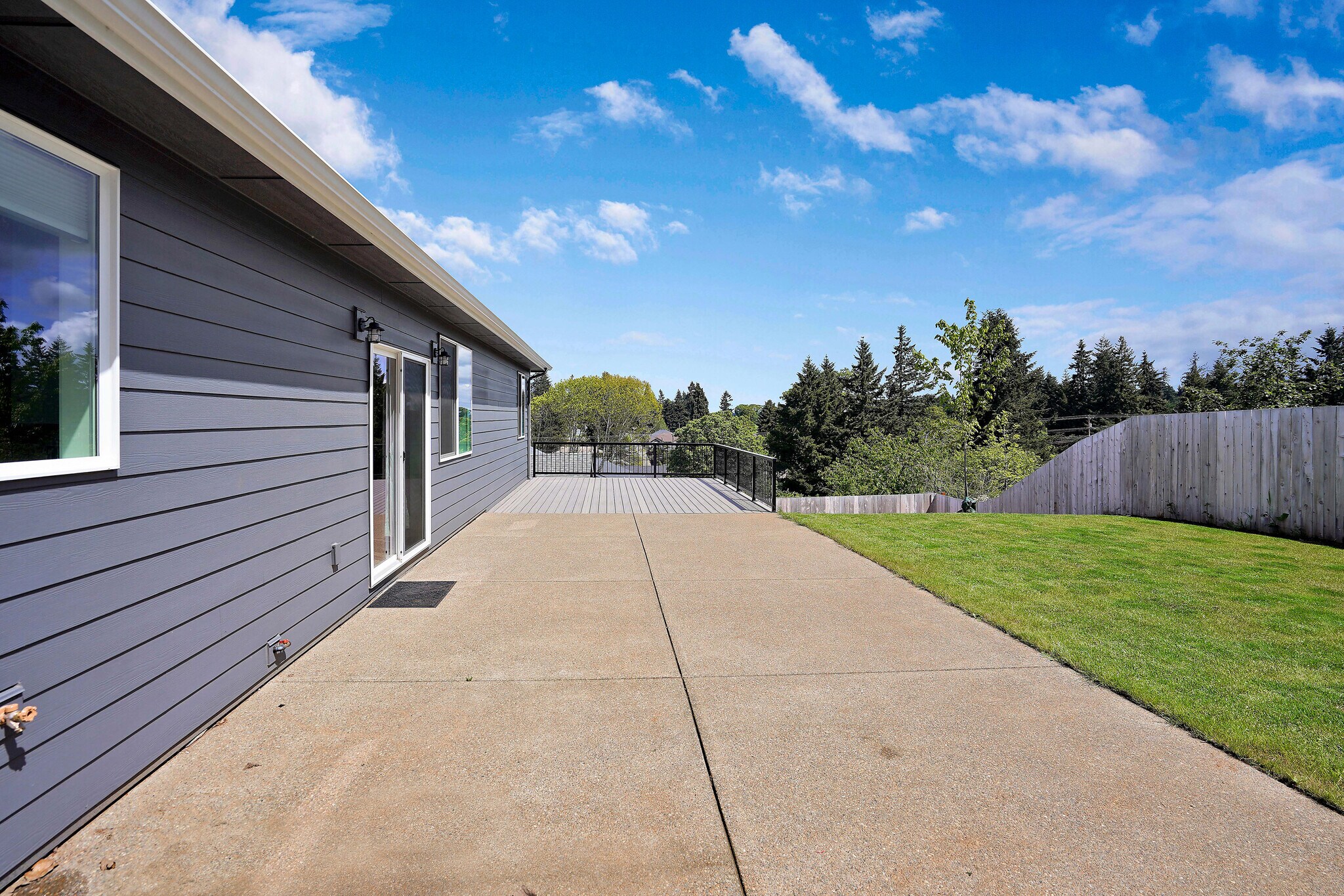 Building Photo - 1132 Thunderbird Ave S