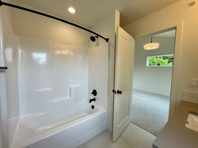 Building Photo - Sellwood-Moreland 2 Bedroom 2.5 Bath BRAND NEW Condo Convienent to OHSU~ Includes A/C and Washer ...