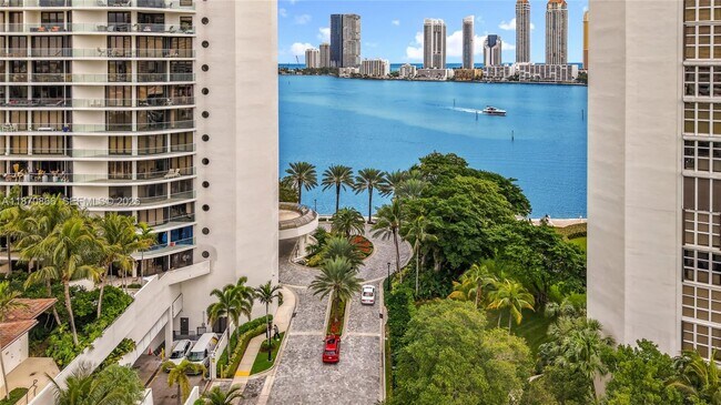 Building Photo - 2800 Island Blvd