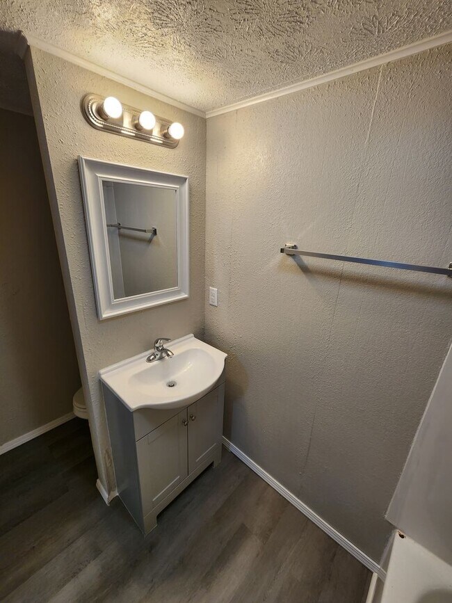 Building Photo - Spacious 3-Bedroom, 2-Bathroom Home AVAILA...