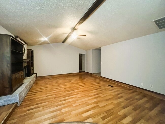 Building Photo - Norman. 3 bed, 2bath, 2 car garage with storm shelter