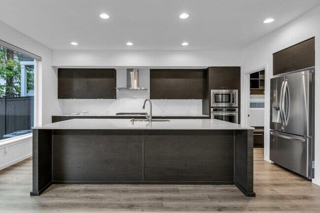 Building Photo - Large luxurious 5 bedroom Home in Renton