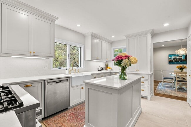 Building Photo - 4 Bed 4.5 Bath - Bethesda  Single Family Colonial - 2 Car Garage