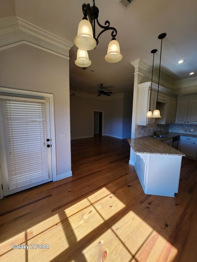 Building Photo - New Listing in Madison